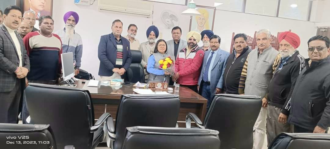 The leaders of the Retired Employees Union informed the Corporation Commissioner about the union's demands